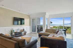 Ocean Views Beach Front Modern, EnSuite Bathrooms - Image 4