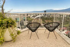 Modern apt w/ amazing view, near airport,fast wifi - Image 4