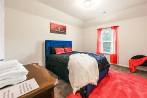Cozy 4 bed 2.5 bath home Clean! Keyless Entry - Image 5