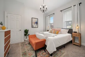 4BR Walk to Downtown, Free Parking - Image 2