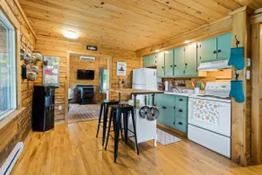 Cozy Cabin with Large Cedar Hot Tub - Image 5