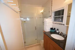 Beverly Hills guest house with a pool - Image 3