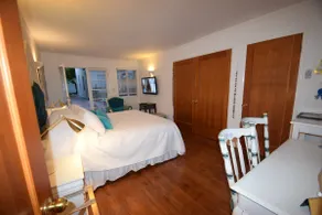 Beverly Hills guest house with a pool - Image 2