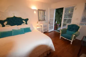 Beverly Hills guest house with a pool - Image 4