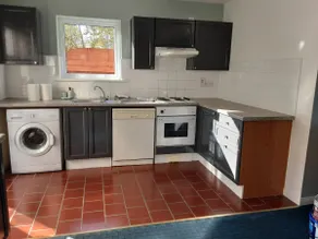 Spectacular 3-bedroomed townhouse, private parking - Image 4