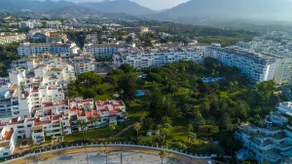 Pto. Banús, beachfront, 35.000sqm of lovely garden - Image 5