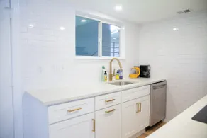 Designer Riverside Getaway-2 BR & 5 mins to DT - Image 5