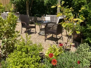 Bright & airy property with own free parking - Image 2