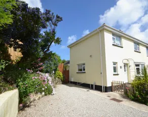 Bright & airy property with own free parking - Image 3