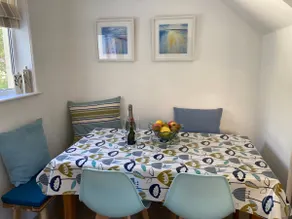 Bright & airy property with own free parking - Image 4