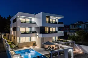 Apartment Laverna 40m from the beach, heated pool - Image 2