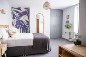 Four Bed Townhouse, 50m from the beach, parking - Image 5