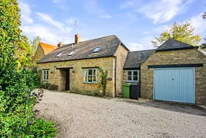 Unique 3 bed cottage: private garden & parking - Image 4