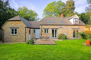 Unique 3 bed cottage: private garden & parking - Image 2