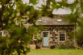 Wren's Nest: Elegant Romance on Seaside Estate - Image 2