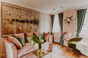 Wren's Nest: Elegant Romance on Seaside Estate - Image 3