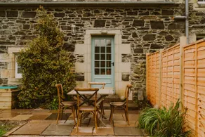 Wren's Nest: Elegant Romance on Seaside Estate - Image 4