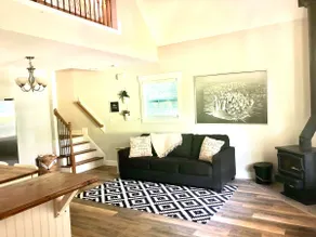 Woodsy Cottage in Idyllic Southern Neighborhood - Image 3
