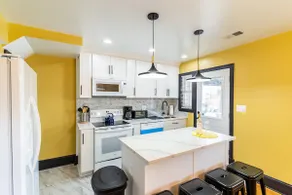Spacious Charming DC Row House plus Free Parking-Sleeps 17 guests - Image 2