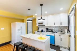Spacious Charming DC Row House plus Free Parking-Sleeps 17 guests - Image 3