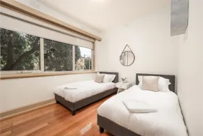 Bright & Comfy 2 Bedroom St Kilda East Apartment - Image 2