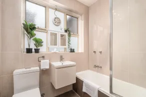Bright & Comfy 2 Bedroom St Kilda East Apartment - Image 4