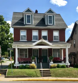 Cheerful 5 Bedroom Home in Historic Town - Image 2