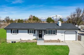 Half Acre Home + Mountain Views + Pac-Man - Image 5