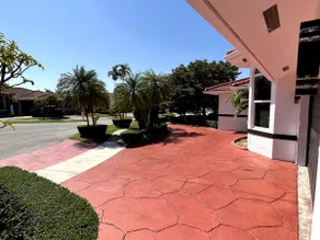 Sunny Getaway: Relaxing Miami Home - Image 5