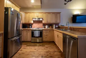 Downtown 2-bed home with free parking on premises - Image 3