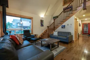 Downtown 2-bed home with free parking on premises - Image 2
