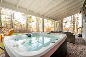 Modern Chalet w/Cedar SAUNA, HOT TUB & Outdoor TV! - Image 5