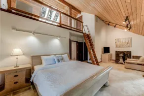 Spacious Cabin with Hot Tub, Sauna, AC, Loft, King bed, Free Parking - Image 3