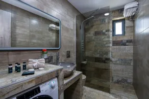 TWIN'S HOME LUXURY SUITES - Image 5