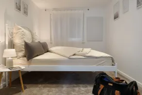 Vineyard Village Retreat – Netflix & Free Parking - Image 4