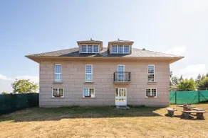 House with Jacuzzi - Image 5