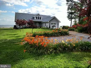 Spacious waterfront home with amazing views, private pier, fishing and crabbing. - Image 2