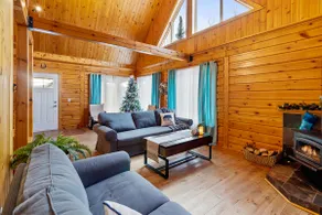 Le 700 – Chalet: Hot tub, forest, Montcalm skiing - Image 3