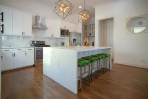 Midtown Luxe: Chic Home Near Downtown Hotspots - Image 5