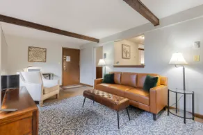 Spacious Clean 3 Bed Apartment 33 min from Boston - Image 2