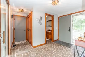 Beautifully Renovated Lodge with Lakeview - Image 2