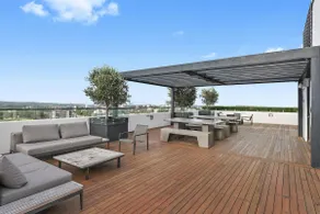 Modern Spacious City Pad with Rooftop Pool and Gym - Image 5