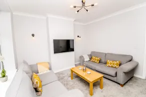Adam - 17 Hughenden Road · Newly refurbished house - 10 minute walk from city - Image 3