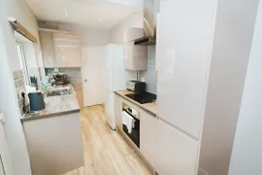 Adam - 17 Hughenden Road · Newly refurbished house - 10 minute walk from city - Image 2
