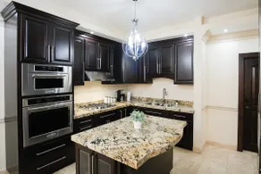 Beautiful 4-BR Residential Home w/Garage - Image 2