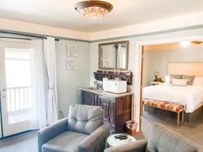 #7 Jacuzzi tub|Balcony| Historic Downtown suite - Image 2