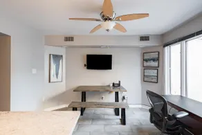 Modern 1BR w/ amazing shower, work station, lounge - Image 4