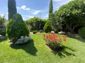 Private house with a beautiful garden - Image 2