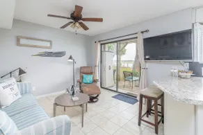 Charming Coastal Casa on Beaufort's Battery Creek - Image 3
