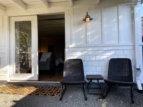 Bright, Private & Cozy with Yard - Image 4